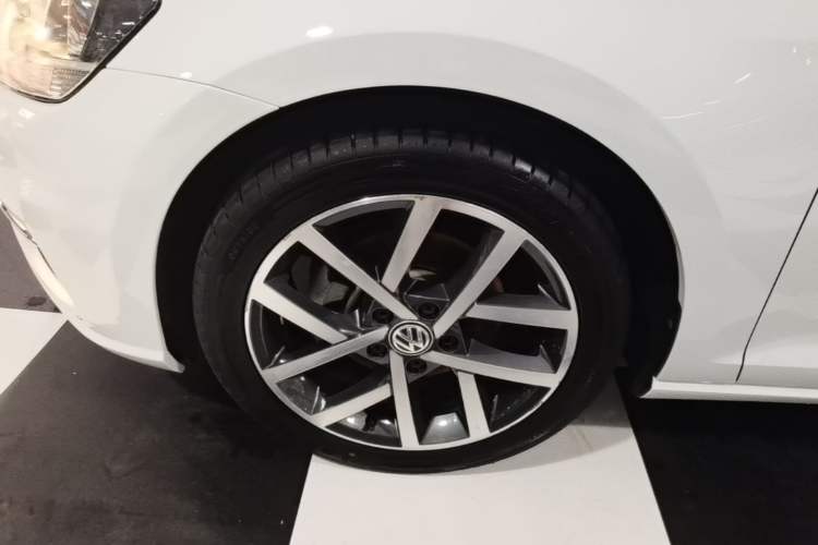 Used Volkswagen Golf 2020 Zhiai Edition 280TSI DSG Luxury Model Left Front Wheel Hub