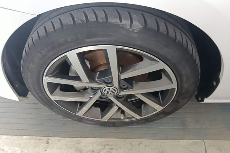 Used Volkswagen Golf 2020 Zhiai Edition 280TSI DSG Comfort Model Left Front Wheel Hub