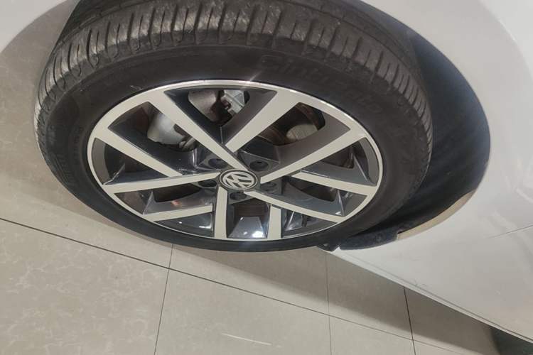 Used Volkswagen Golf 2020 Zhiai Edition 280TSI DSG Luxury Model Left Front Wheel Hub