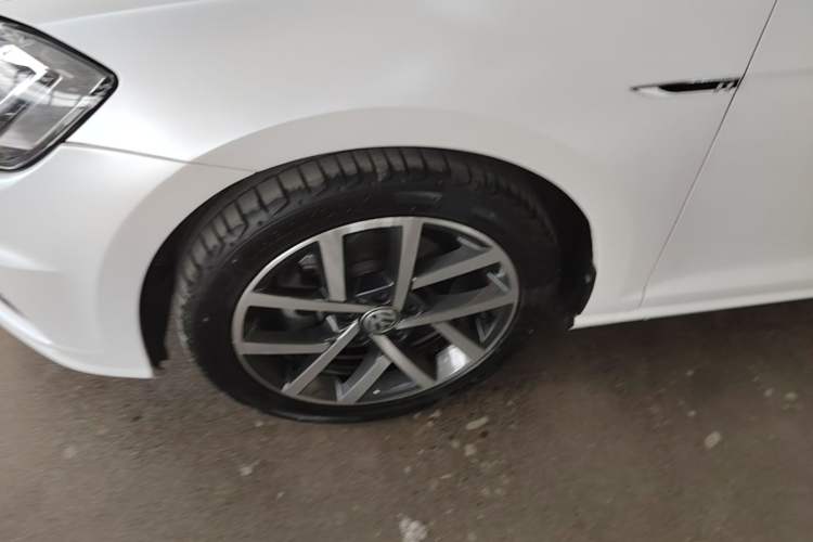Used Volkswagen Golf 2020 Zhiai Edition 280TSI DSG Luxury Model Left Front Wheel Hub