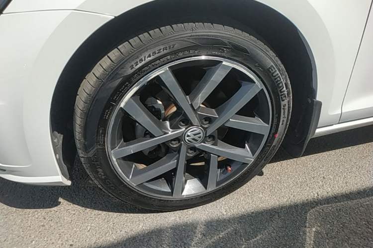 Used Volkswagen Golf 2020 Zhiai Edition 200TSI DSG Comfortable & Ambitious Version Left Front Wheel Hub
