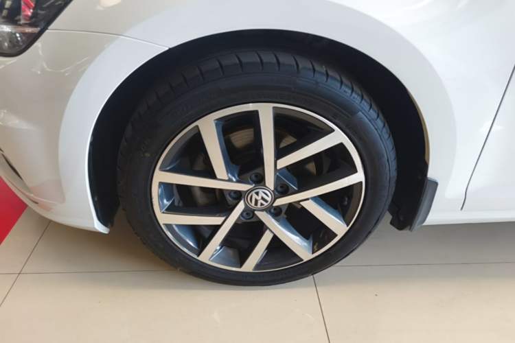 Used Volkswagen Golf 2020 Zhiai Edition 200TSI DSG Comfortable & Ambitious Version Left Front Wheel Hub