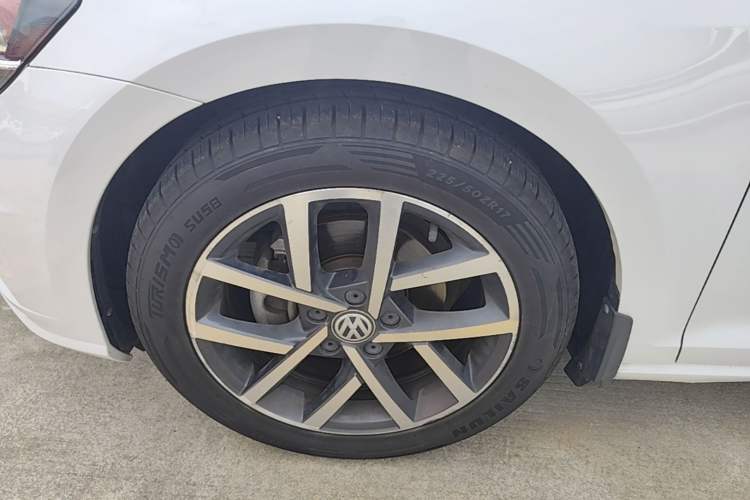 Used Volkswagen Golf 2020 Zhiai Edition 280TSI DSG Comfort Model Left Front Wheel Hub
