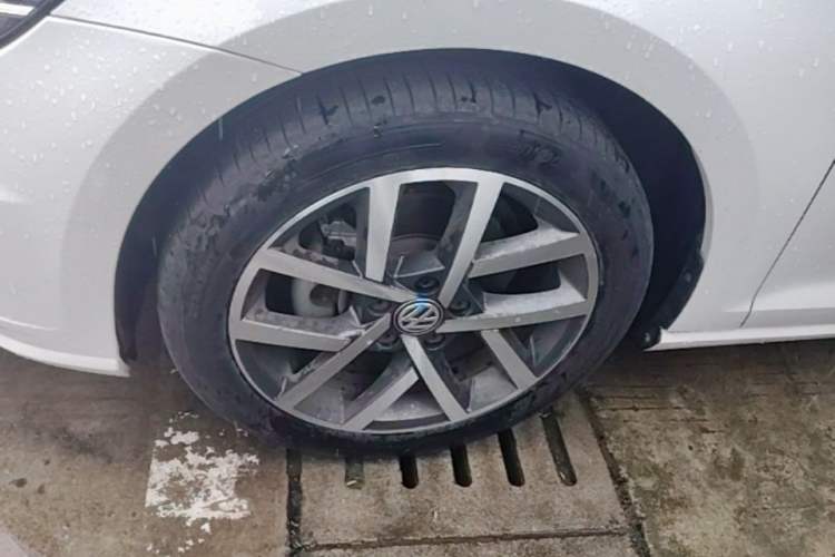 Used Volkswagen Golf 2020 Zhiai Edition 280TSI DSG Comfort Model Left Front Wheel Hub