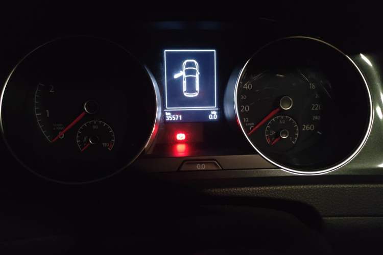 Used Volkswagen Golf 2020 Zhiai Edition 200TSI DSG Comfortable & Ambitious Version Odometer Close Up