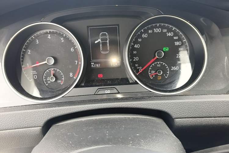 Used Volkswagen Golf 2020 Zhiai Edition 200TSI DSG Comfortable & Ambitious Version Odometer Close Up