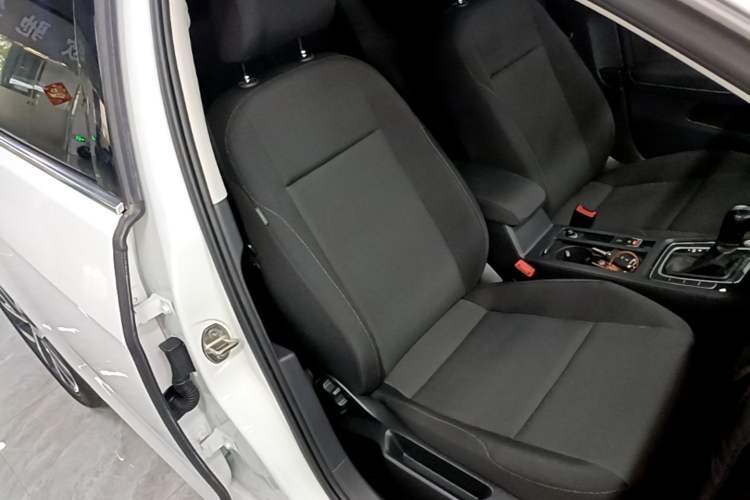 Used Volkswagen Golf 2020 Zhiai Edition 200TSI DSG Comfortable & Ambitious Version Right Front Seat