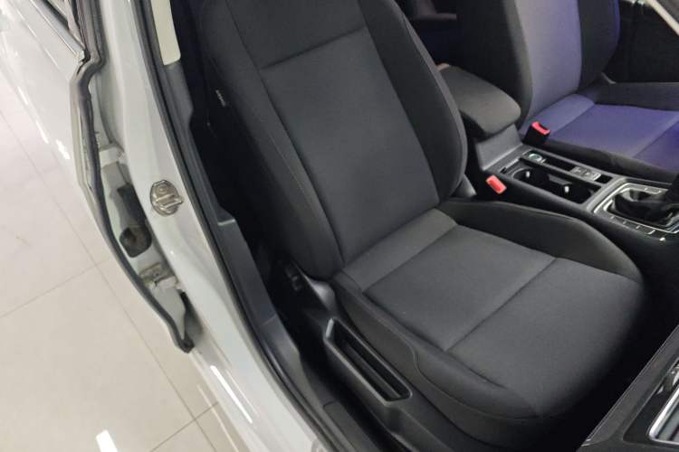 Used Volkswagen Golf 2020 Zhiai Edition 200TSI DSG Comfortable & Ambitious Version Right Front Seat
