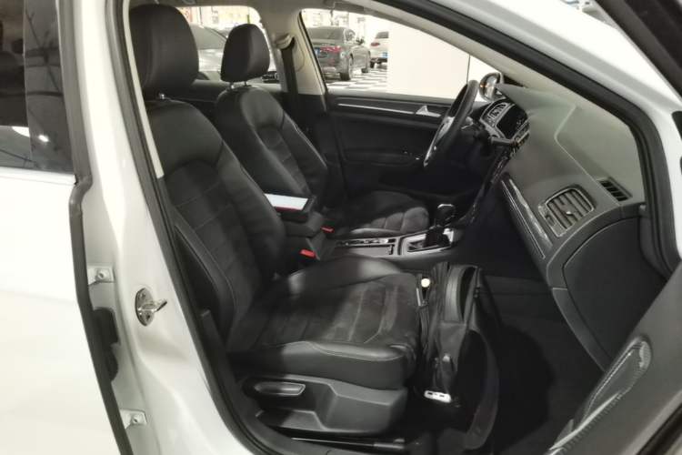 Used Volkswagen Golf 2020 Zhiai Edition 280TSI DSG Luxury Model Right Front Seat