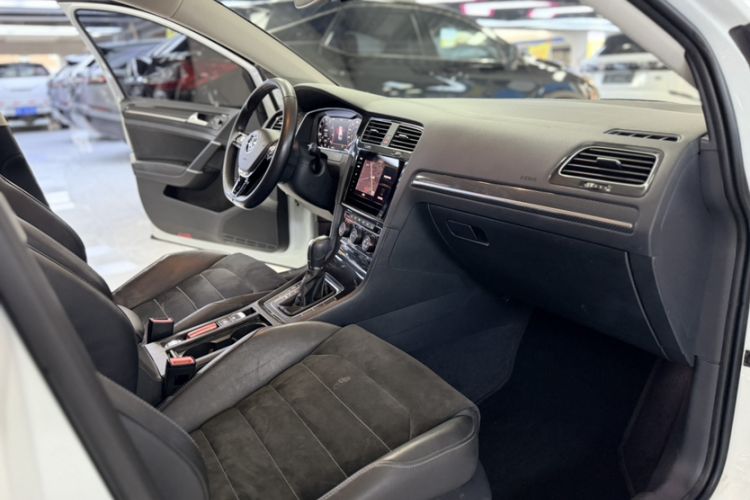 Used Volkswagen Golf 2020 280TSI DSG Luxury Edition Right Front Seat