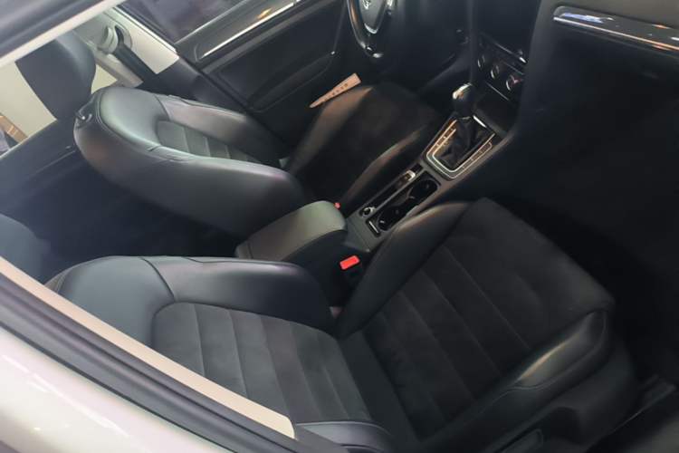 Used Volkswagen Golf 2020 280TSI DSG Luxury Edition Right Front Seat