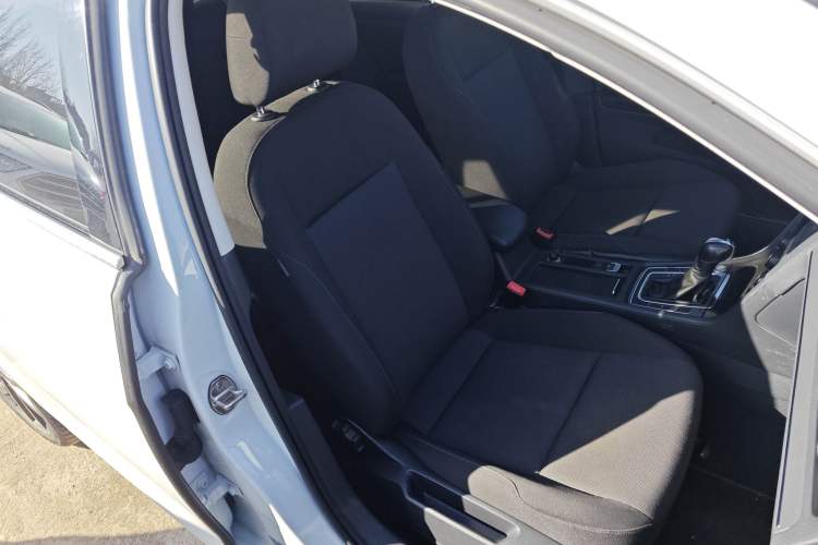 Used Volkswagen Golf 2020 Zhiai Edition 200TSI DSG Comfortable & Ambitious Version Right Front Seat