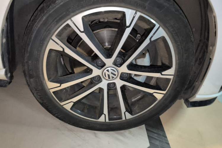 Used Volkswagen Golf 2020 Charming Edition 280TSI DSG R-Line Right Front Wheel Hub