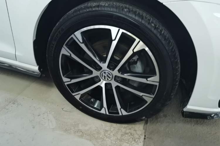 Used Volkswagen Golf 2020 Charming Edition 280TSI DSG R-Line Right Front Wheel Hub