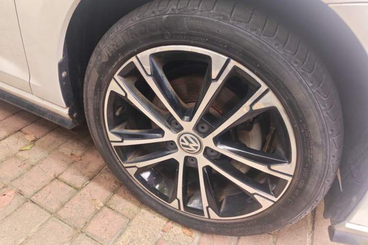 Used Volkswagen Golf 2020 Charming Edition 280TSI DSG R-Line Right Front Wheel Hub