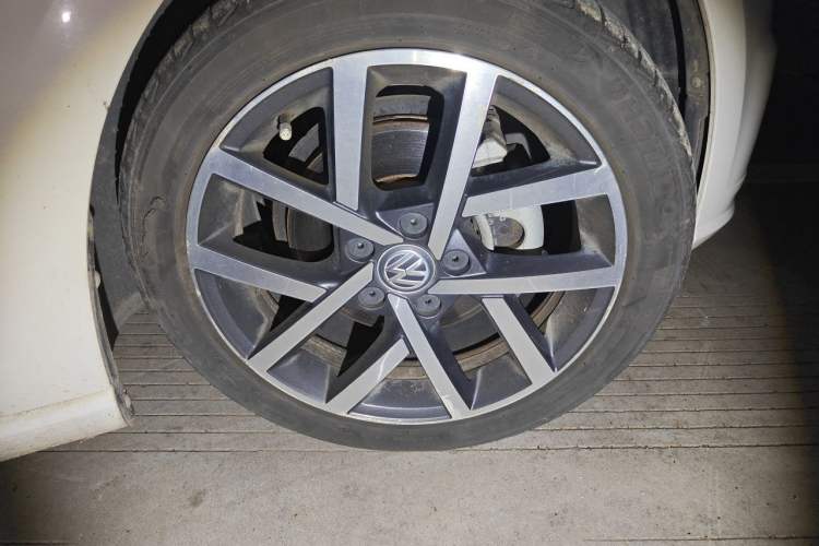 Used Volkswagen Golf 2020 Zhiai Edition 280TSI DSG Comfort Model Right Front Wheel Hub