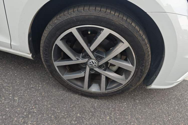 Used Volkswagen Golf 2020 Zhiai Edition 280TSI DSG Comfort Model Right Front Wheel Hub