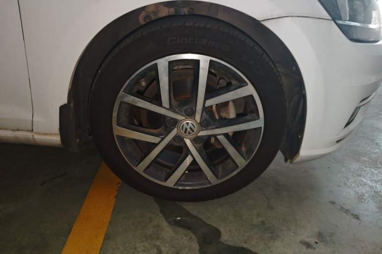 Used Volkswagen Golf 2020 Zhiai Edition 280TSI DSG Comfort Model Right Front Wheel Hub