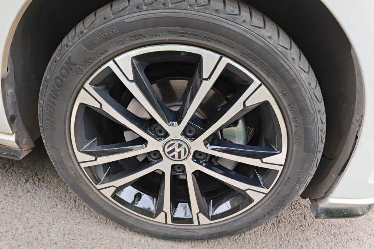 Used Volkswagen Golf 2020 Charming Edition 280TSI DSG R-Line Right Front Wheel Hub