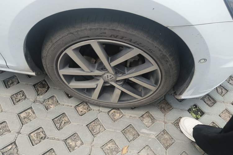 Used Volkswagen Golf 2020 Zhiai Edition 280TSI DSG Luxury Model Right Front Wheel Hub