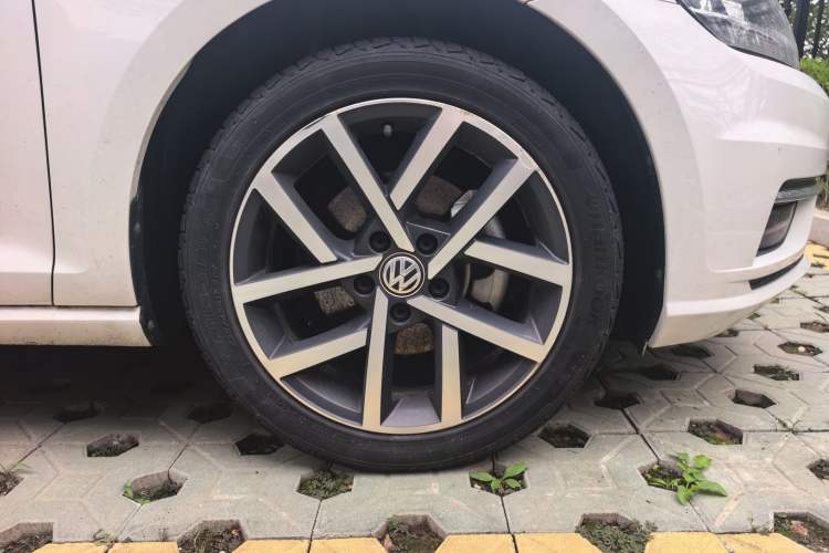 Used Volkswagen Golf 2020 Zhiai Edition 280TSI DSG Comfort Model Right Front Wheel Hub