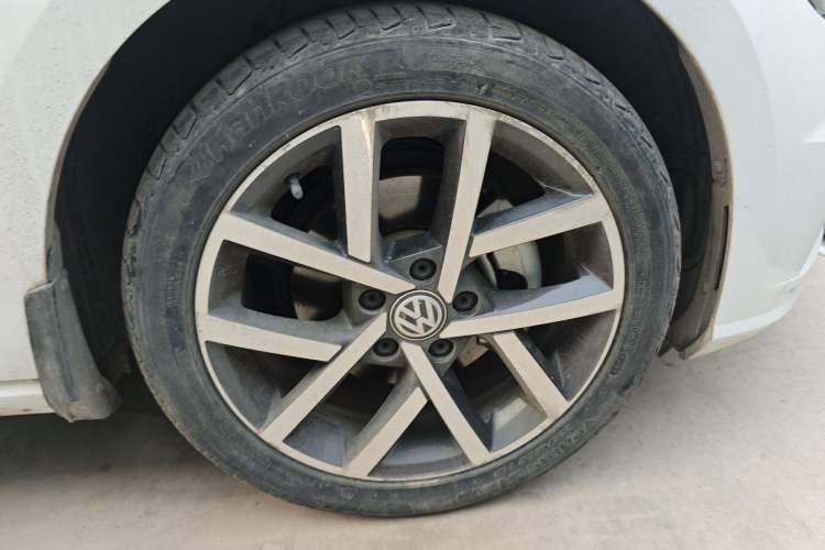 Used Volkswagen Golf 2020 Zhiai Edition 200TSI DSG Comfortable & Ambitious Version Right Front Wheel Hub