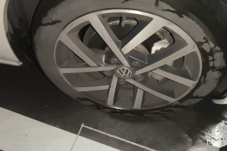 Used Volkswagen Golf 2020 Zhiai Edition 280TSI DSG Comfort Model Right Front Wheel Hub