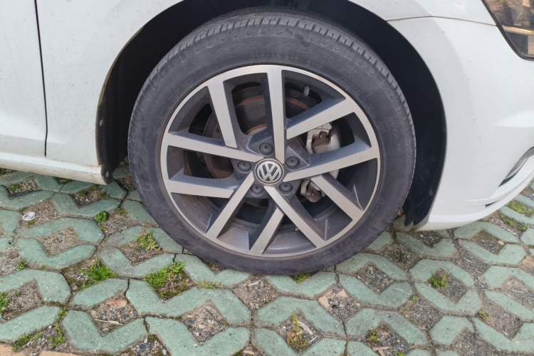Used Volkswagen Golf 2020 Zhiai Edition 200TSI DSG Comfortable & Ambitious Version Right Front Wheel Hub