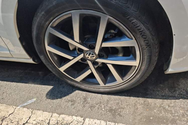 Used Volkswagen Golf 2020 Zhiai Edition 280TSI DSG Comfort Model Right Front Wheel Hub