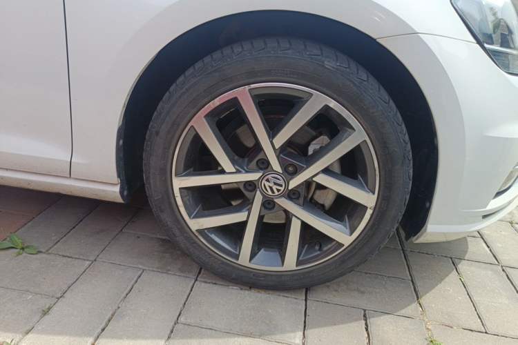 Used Volkswagen Golf 2020 Zhiai Edition 280TSI DSG Luxury Model Right Front Wheel Hub