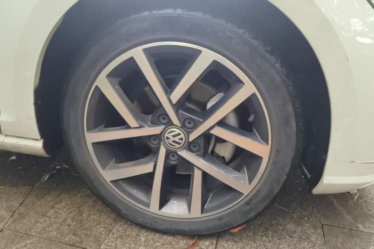 Used Volkswagen Golf 2020 Zhiai Edition 280TSI DSG Comfort Model Right Front Wheel Hub