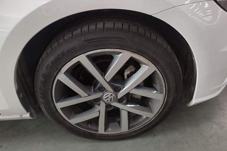 Used Volkswagen Golf 2020 Zhiai Edition 280TSI DSG Comfort Model Right Front Wheel Hub