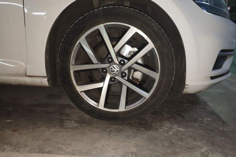 Used Volkswagen Golf 2020 200TSI DSG Comfortable and Ambitious Edition Right Front Wheel Hub