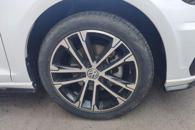 Used Volkswagen Golf 2020 Charming Edition 280TSI DSG R-Line Right Front Wheel Hub