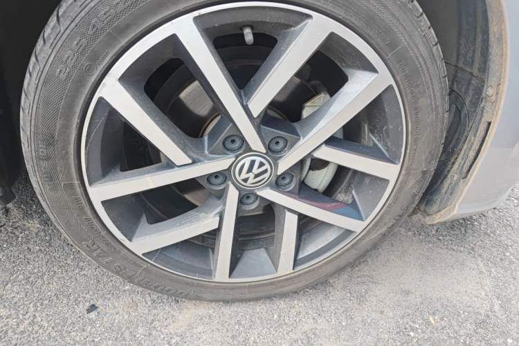Used Volkswagen Golf 2020 Zhiai Edition 280TSI DSG Comfort Model Right Front Wheel Hub