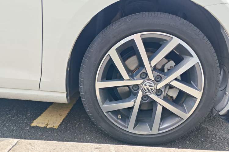 Used Volkswagen Golf 2020 Zhiai Edition 200TSI DSG Comfortable & Ambitious Version Right Front Wheel Hub