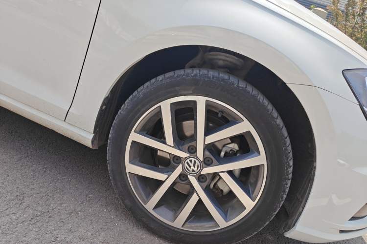 Used Volkswagen Golf 2020 Zhiai Edition 200TSI DSG Comfortable & Ambitious Version Right Front Wheel Hub