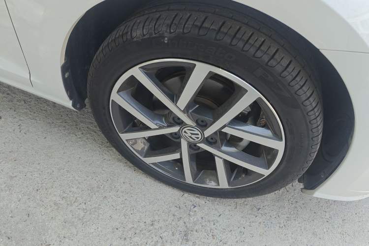 Used Volkswagen Golf 2020 Zhiai Edition 200TSI DSG Comfortable & Ambitious Version Right Front Wheel Hub