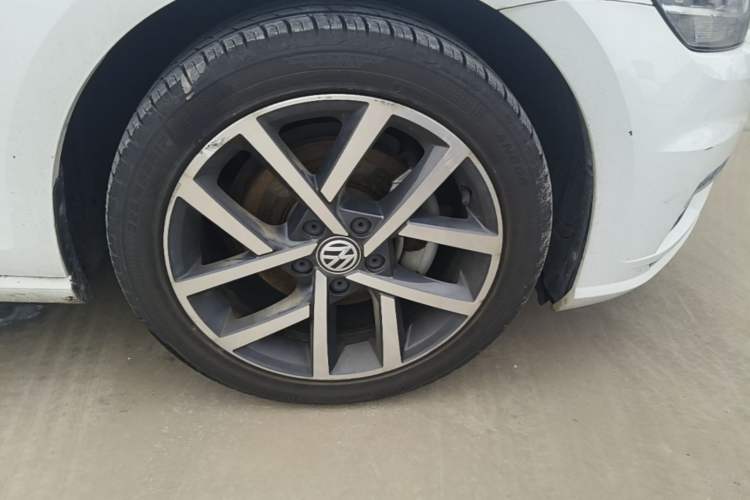 Used Volkswagen Golf 2020 Zhiai Edition 200TSI DSG Comfortable & Ambitious Version Right Front Wheel Hub