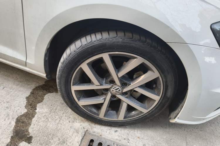 Used Volkswagen Golf 2020 Zhiai Edition 200TSI DSG Comfortable & Ambitious Version Right Front Wheel Hub