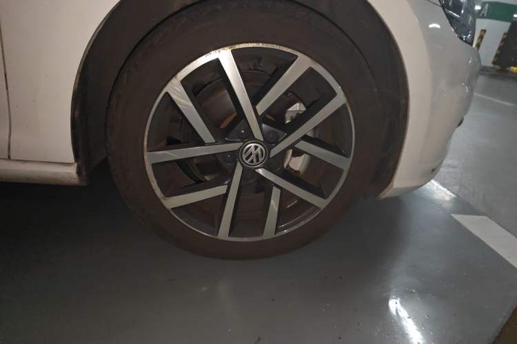 Used Volkswagen Golf 2020 Zhiai Edition 280TSI DSG Comfort Model Right Front Wheel Hub