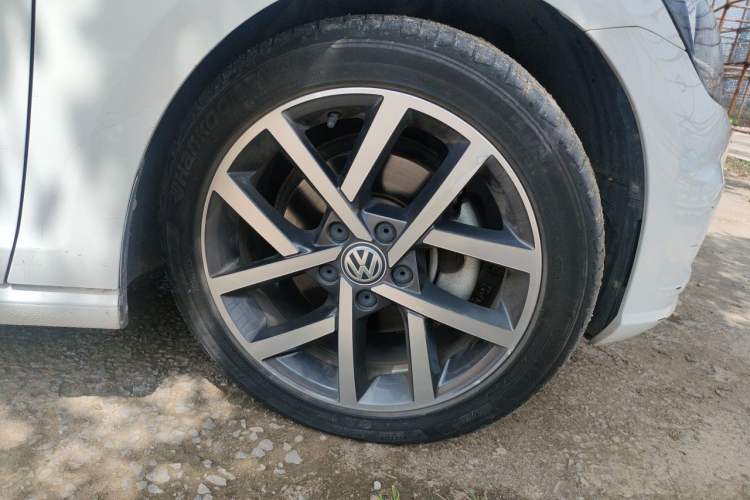 Used Volkswagen Golf 2020 Zhiai Edition 200TSI DSG Comfortable & Ambitious Version Right Front Wheel Hub