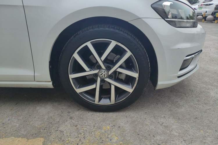 Used Volkswagen Golf 2020 Zhiai Edition 280TSI DSG Luxury Model Right Front Wheel Hub