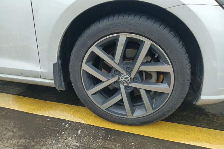 Used Volkswagen Golf 2020 Zhiai Edition 280TSI DSG Comfort Model Right Front Wheel Hub