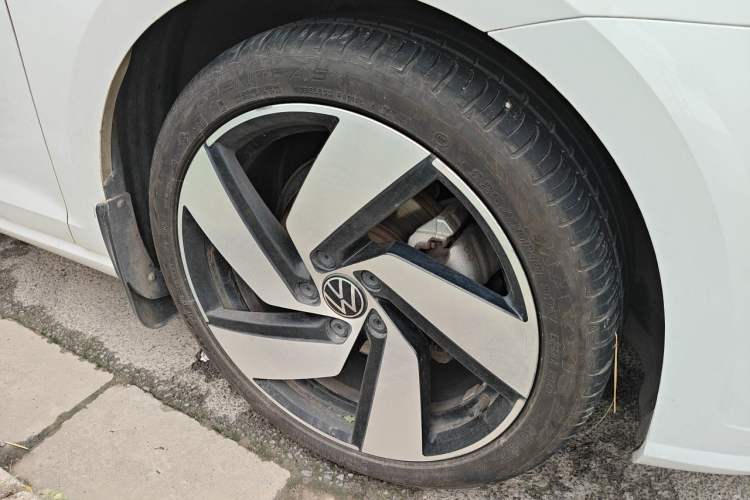 Used Volkswagen Golf 2020 Zhiai Edition 280TSI DSG Luxury Model Right Front Wheel Hub