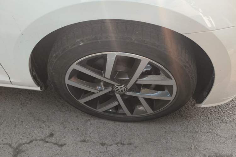 Used Volkswagen Golf 2020 Zhiai Edition 200TSI DSG Comfortable & Ambitious Version Right Front Wheel Hub