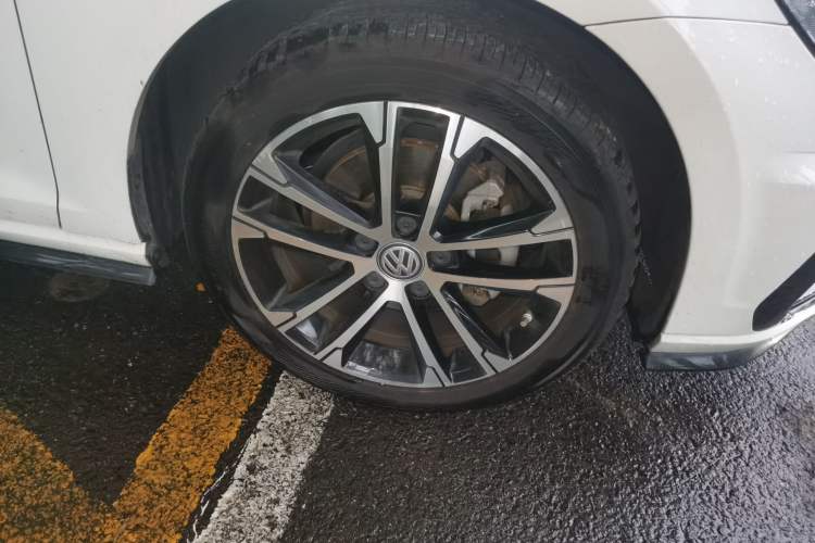 Used Volkswagen Golf 2020 Charming Edition 280TSI DSG R-Line Right Front Wheel Hub