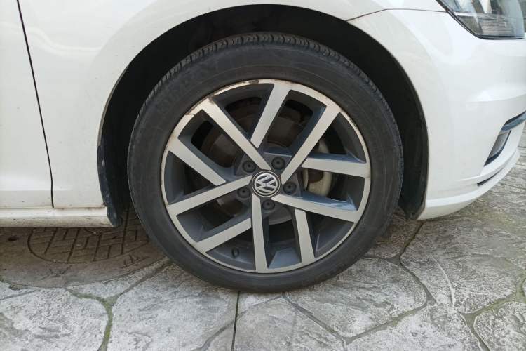 Used Volkswagen Golf 2020 Zhiai Edition 200TSI DSG Comfortable & Ambitious Version Right Front Wheel Hub