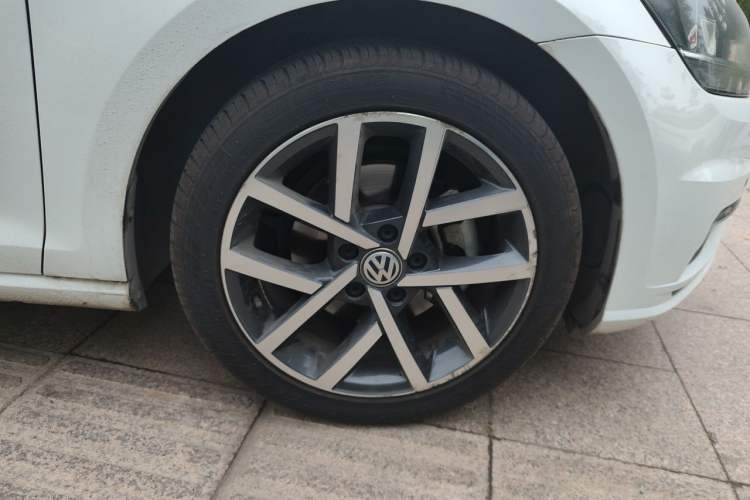 Used Volkswagen Golf 2020 Zhiai Edition 280TSI DSG Luxury Model Right Front Wheel Hub
