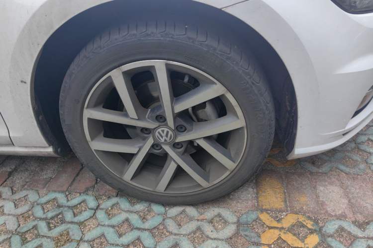 Used Volkswagen Golf 2020 Zhiai Edition 200TSI DSG Comfortable & Ambitious Version Right Front Wheel Hub